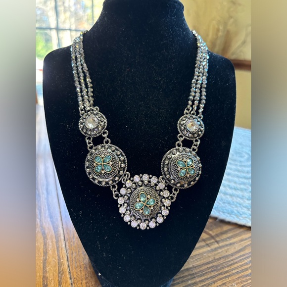 NWOT Ginger Snaps Facet Statement Necklace
Size 18”-21” - Picture 2 of 4